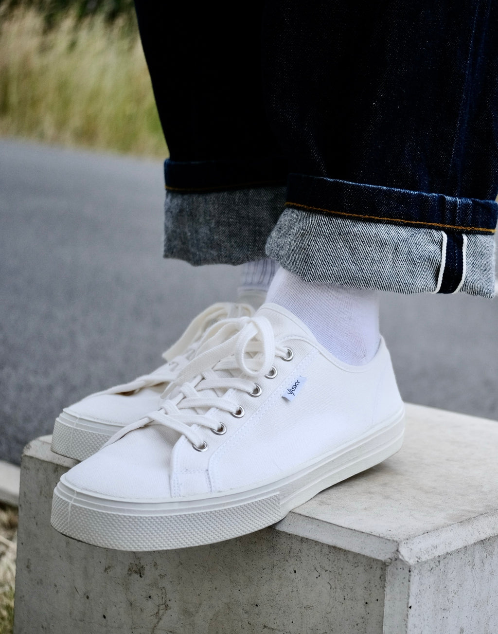 Bílé plátěné tenisky Vasky Kanvy White – boční detail s logem
